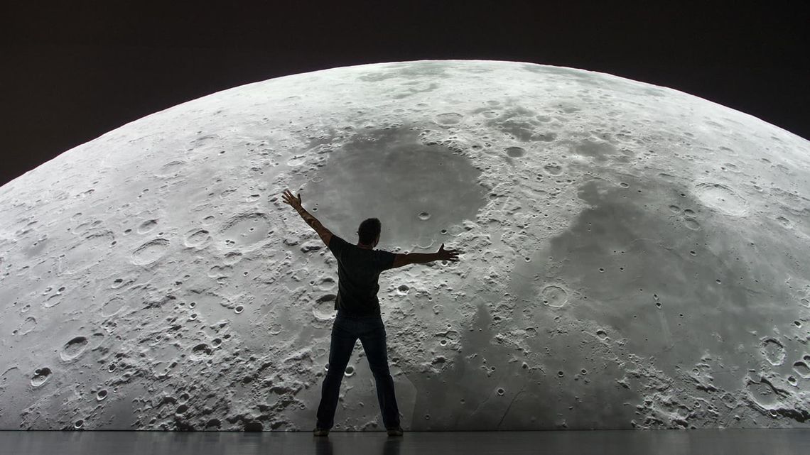 Foto Mensch vor dem Mond - Vortrag Dr. Dietmar Hager