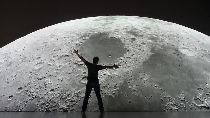 Foto Mensch vor dem Mond - Vortrag Dr. Dietmar Hager