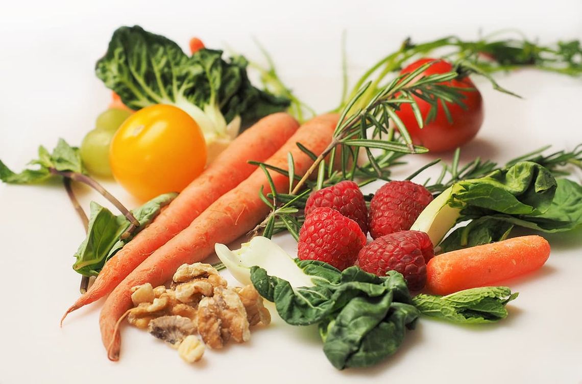 Gemüse und Nüsse als Beispiel für gesunde Ernährung