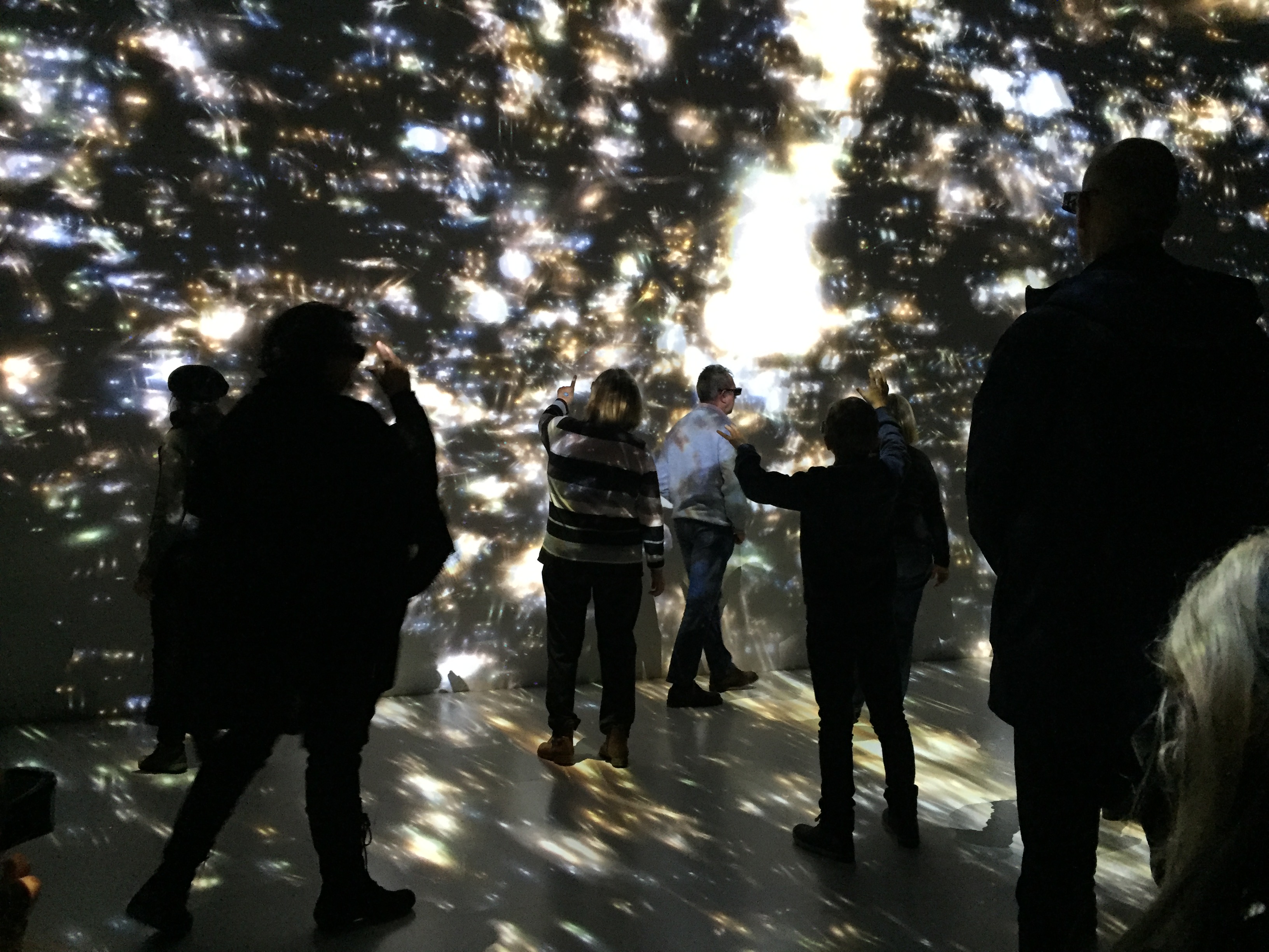 Besucher beim Vortrag vom Sternenfotografen Dr. Dietmar Hager im Ars Electronica Center in Linz in Linz